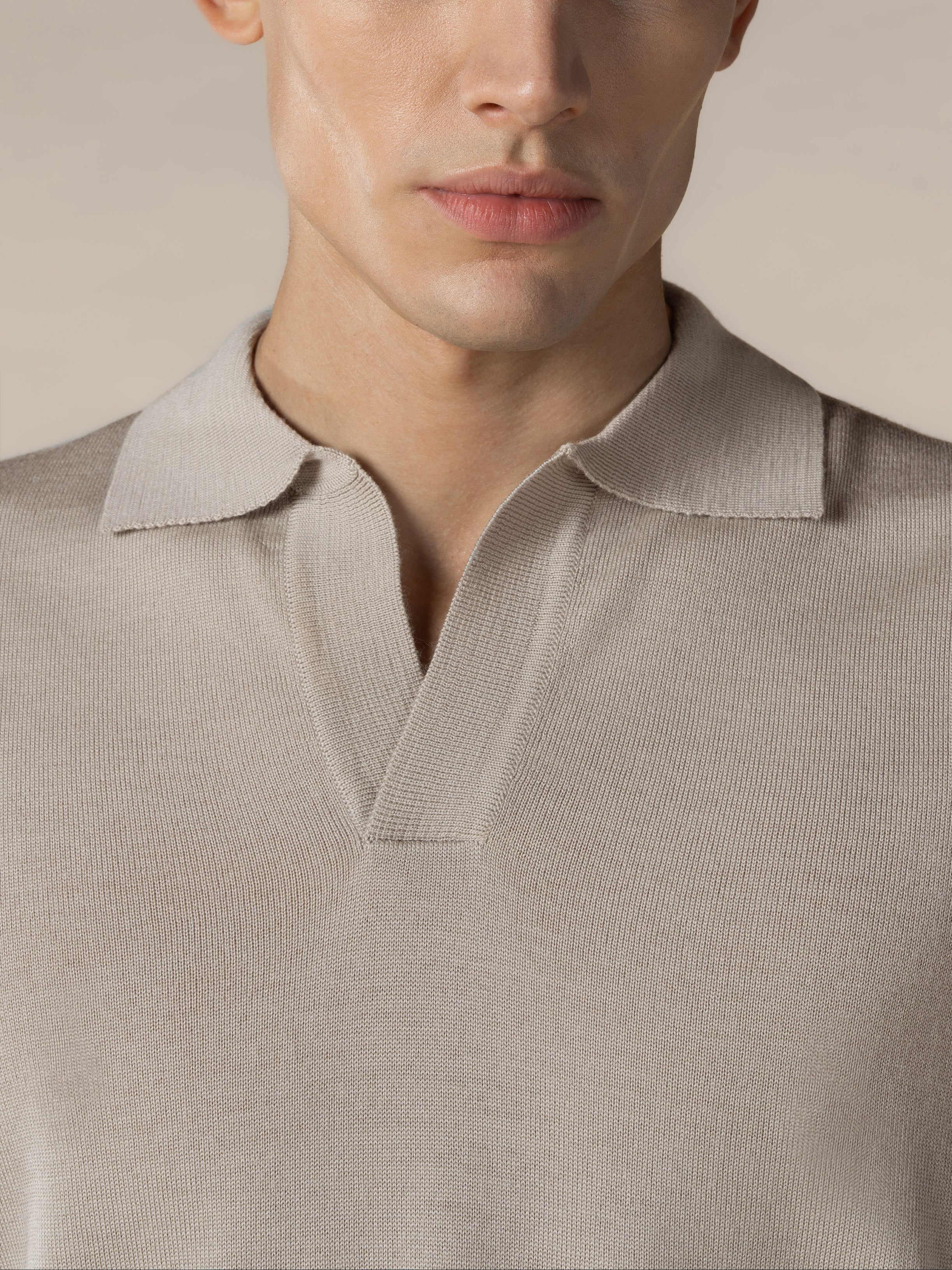 Extrafine Merino Buttonless Polo Greige - Image 2