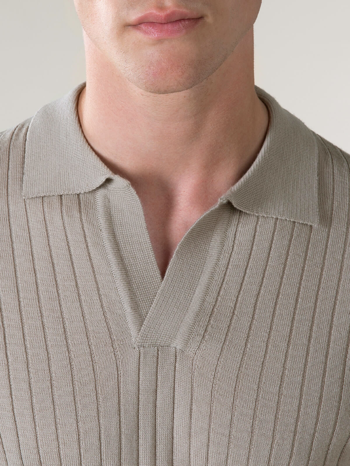 Shortsleeve Buttonless Ribbed Polo Greige - Image 4