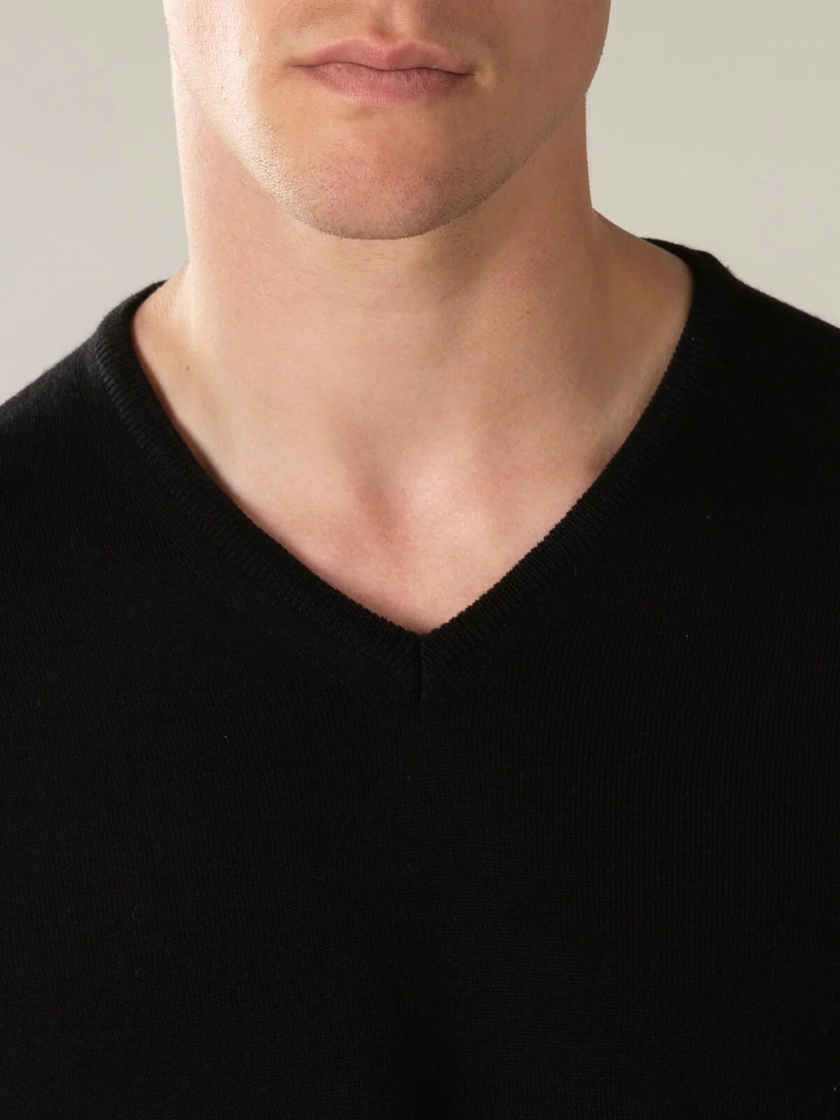 Extrafine Merino V-Neck Black - Image 3